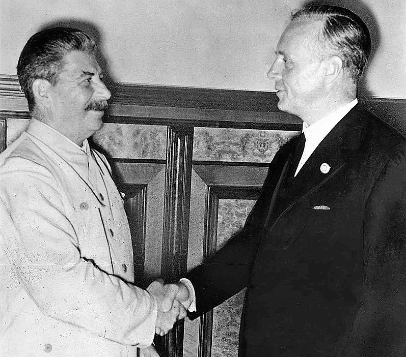 Sovjetski voditelj Stalin in nemški zunanji minister Joachim von Ribbentrop v Kremlju (v Moskvi) leta 1939, ko sta SZ in Nemčija podpisali pakt o nenapadanju. Foto: Wikipedia/ Bundesarchiv, Bild 183-H27337 / CC-BY-SA 3.0